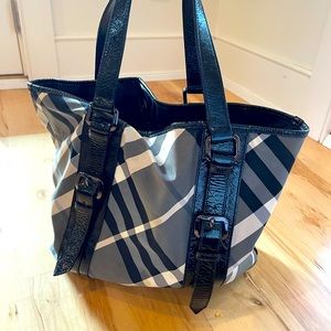 Burberry tote purse